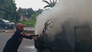 Tangkap layar ormas Squad Nusantara Kabupaten Pati memadamkan kendaraan yang terbakar. (Pojokutara/Istimewa)