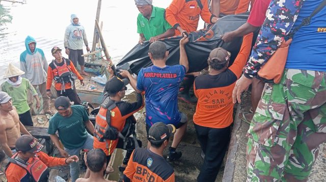 Proses evakuasi korban laka laut.
