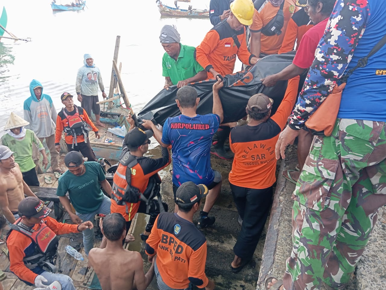 Proses evakuasi korban laka laut.