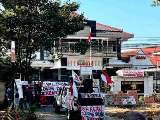 Diwarnai Aksi Bakar Ban, AMPB Desak Kajari Pati Mundur Usai Lamban Tangani Dugaan Korupsi Kades Tlogosari