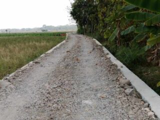 Permudah Akses Pertanian, Desa Tanggel Terima Pengurukan Jalan Makadam Pertanian Baru dari Bankeu