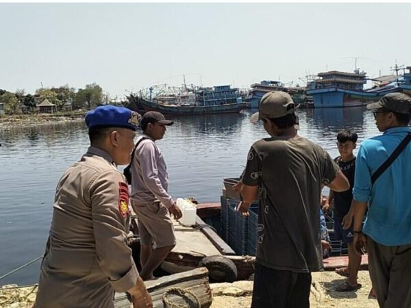 Polisi Evakuasi Dua Nelayan Tayu yang Tenggelam di Laut Juwana