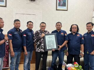 Lukisan Tangan Bergambar Plt Bupati Pati Perkuat Sinergi Forum Wartawan Pati (FWP) dengan Pemkab Pati