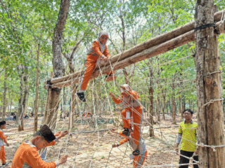 Belajar di Luar Kelas, MI Taris Winong Ajak Siswa Outbound di Wisata Sentul Sukolilo